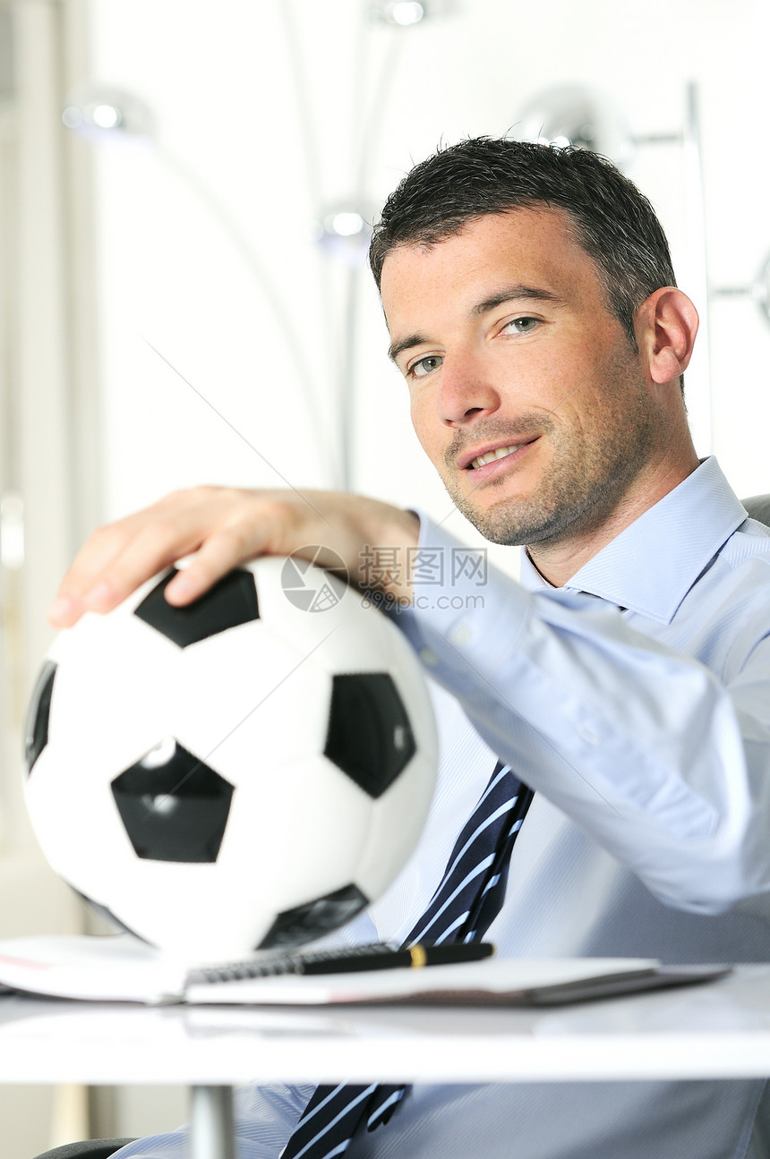 足球激情闲暇游戏成人领带管理人员企业家金发活动热情爱好图片