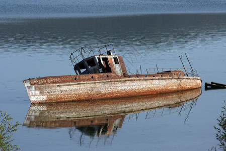马其顿普雷斯帕湖的沉船背景图片