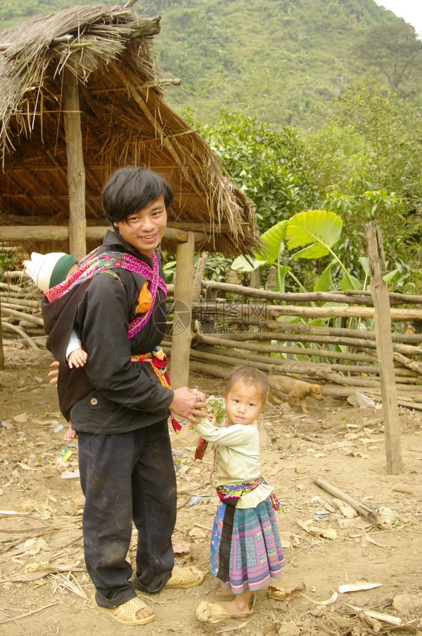 A 父亲Phu La族山地乡村传统衣服民间贫困种族戏服民族裙子图片