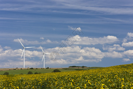 风力涡轮机旋转发电机天空螺旋桨力量刀片太阳农场场地气候背景图片