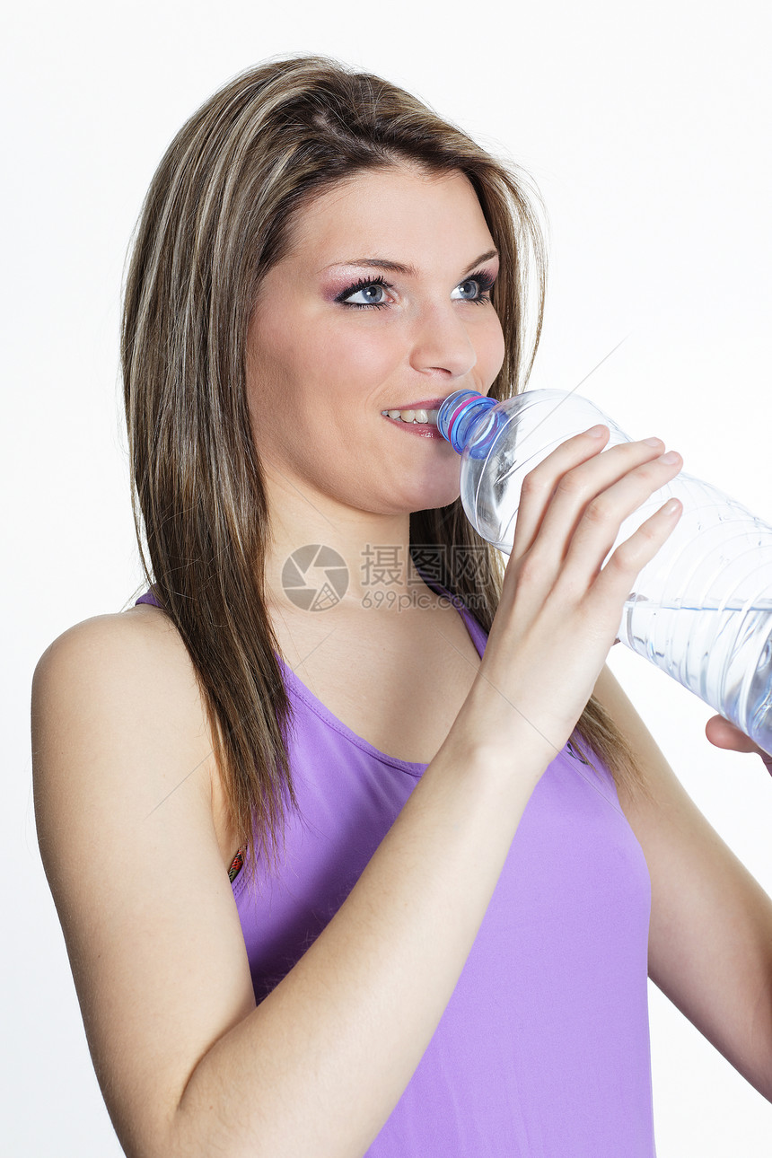 美丽的女人喝水补水运动泉水瓶装成人瓶子女孩图片