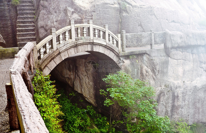 黄山山的石桥图片