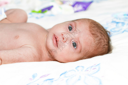 好奇的女婴苏醒眼睛孩子警报白色婴儿生活新生背景图片