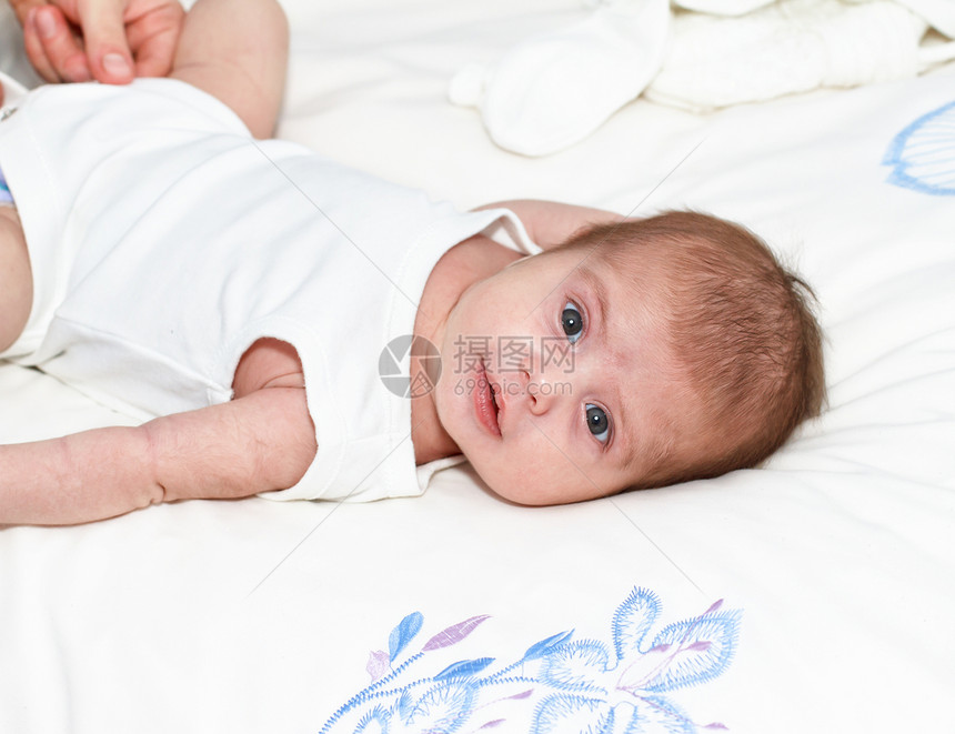 微笑的女婴皮肤说谎生活毯子尿布童年婴儿身体孩子图片