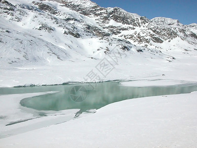 伯尔尼纳冰川蓝色山脉运动滑雪发动机场景全景高清图片