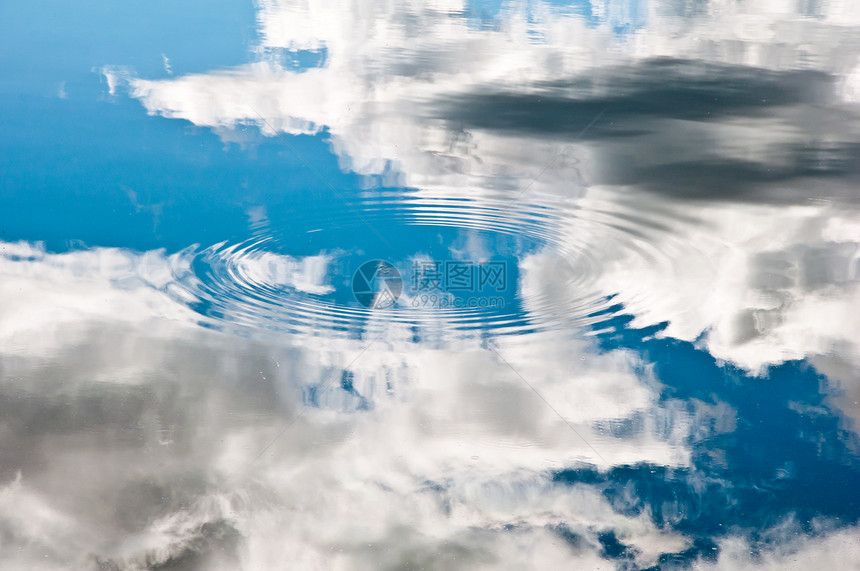 水中的天空晴天白色游泳镜子墙纸波纹多云季节蓝色阳光图片