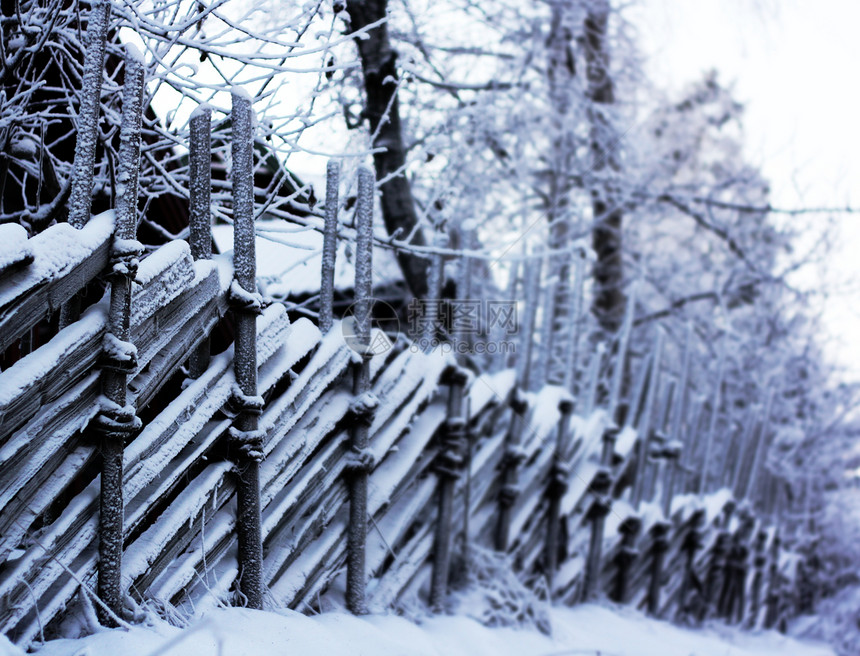 被雪雪覆盖的木栅栏图片