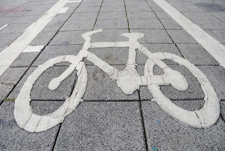 人行道上的自行车车道标志图片