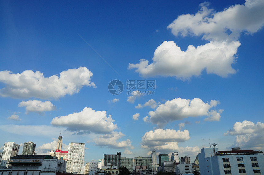 泰国曼谷市上空的云天天空建筑学蓝色旅游建筑多云天际城市房子地标图片