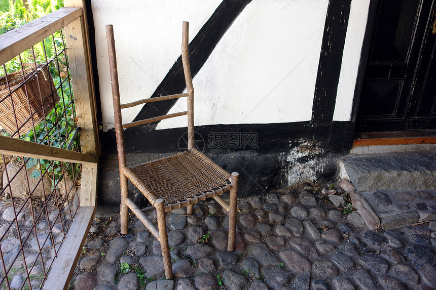 乡村风格的老旧椅子图片