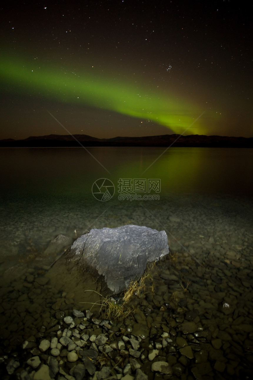 湖面照耀着北光支撑地区极光岩石情调亚暴育空北极光天文学星星图片