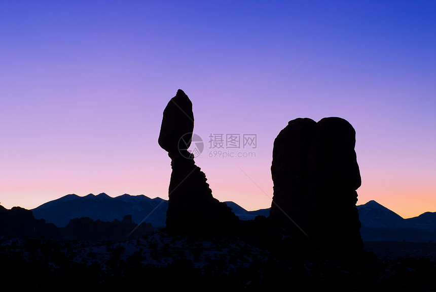 日出时平衡岩石和拉萨尔山脉 美国犹他州大郡Arches国家公园图片