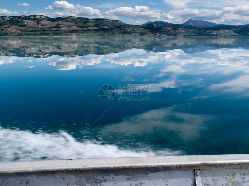 加拿大育空T 育空地区Laberge湖的机动艇旅行假期边缘闲暇水晶唤醒缫丝运输泡沫地平线天堂图片