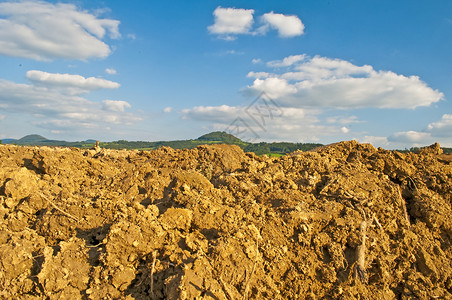 带地貌的英亩爬坡场地农业蓝色天空耕地棕色土块高清图片