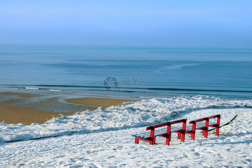 紫色冬季风景和红色长椅图片