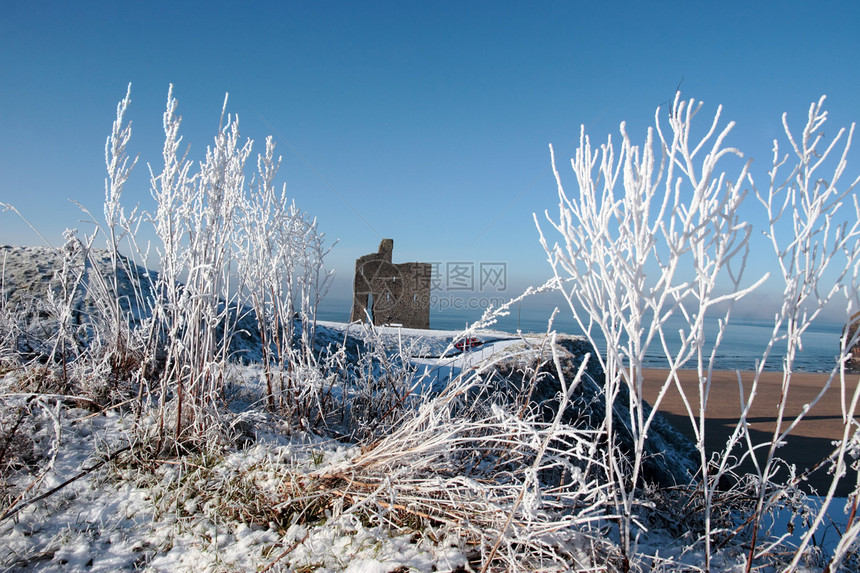 圣诞节季节观雪中芭蕾团城堡和海滩的风景图片