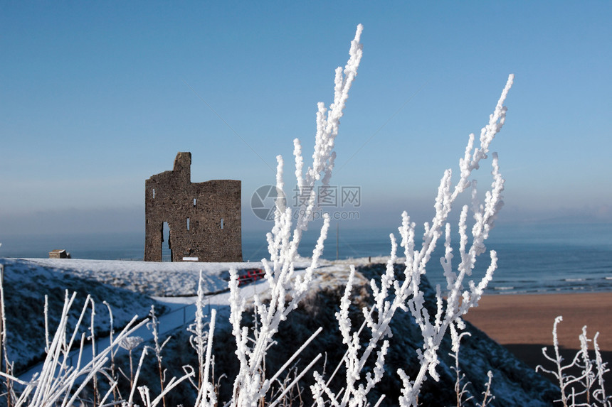 圆珠山城堡和雪中海滩的季节性景象图片