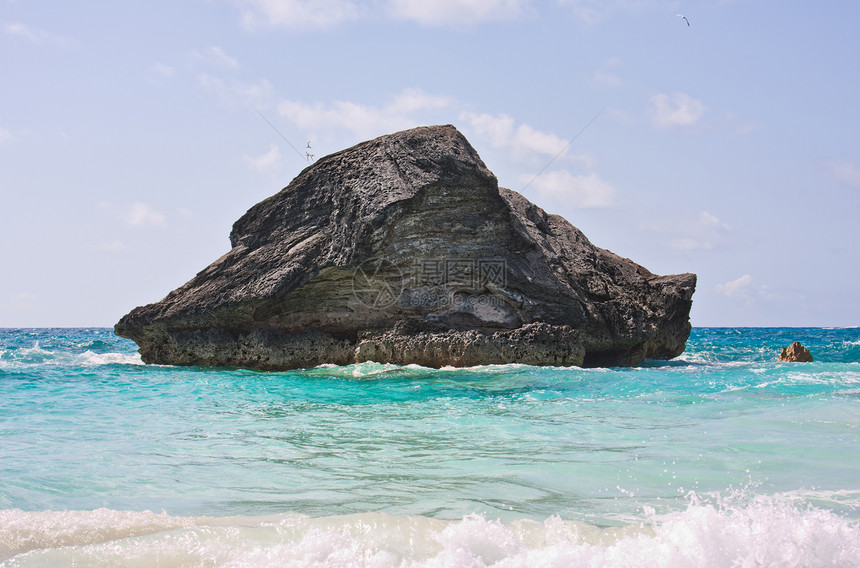 大洋中的岩石蓝色阳光马蹄铁海浪波浪地平线海域假期海洋石头图片