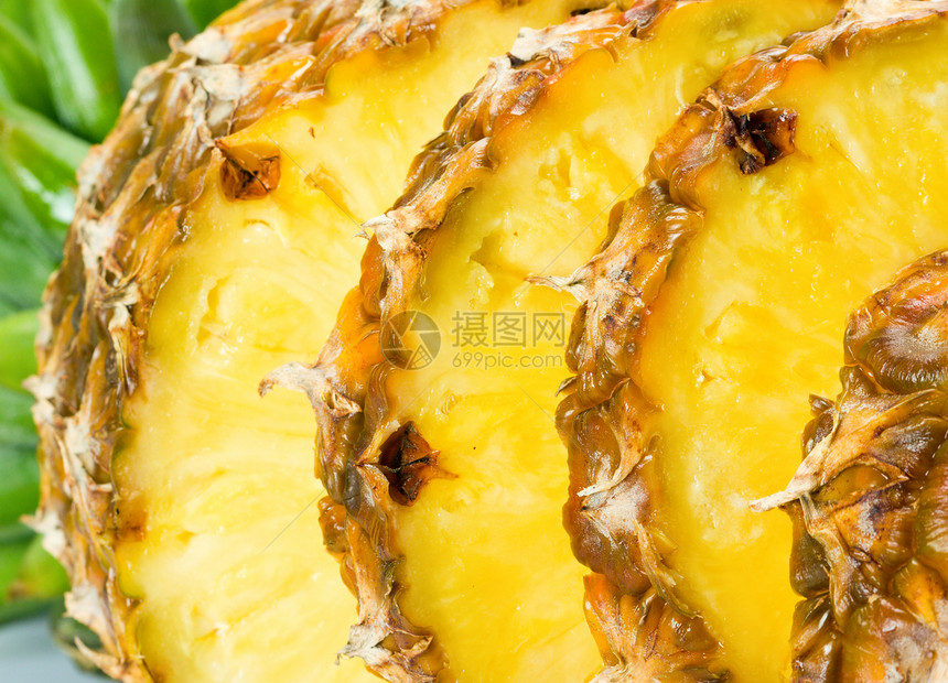 白色背景的新鲜切片菠萝食物宏观饮食营养绿色热带叶子水果小吃黄色图片