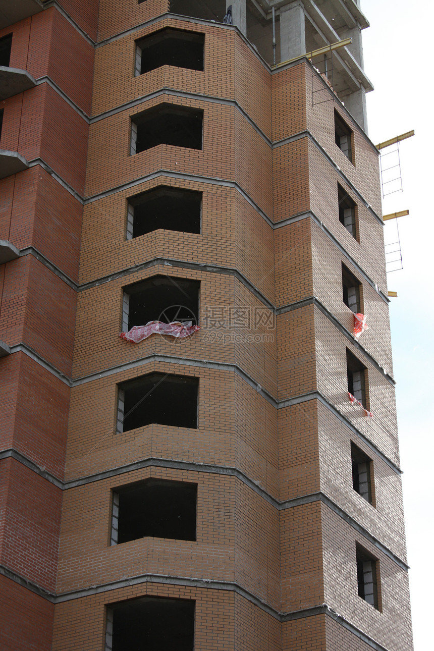 建筑施工楼下房地产途径摩天大楼建筑学人行道天空蓝色窗户院子财产图片