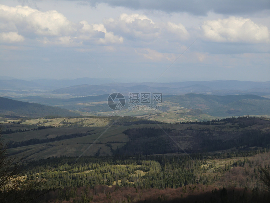 5月初喀尔巴阡山脉的河谷图片