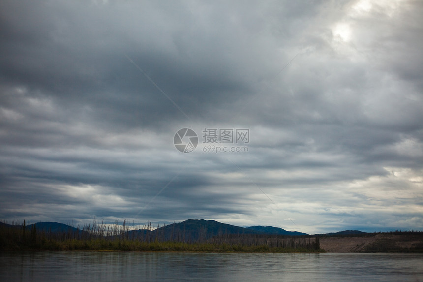 育空河上的黑云图片