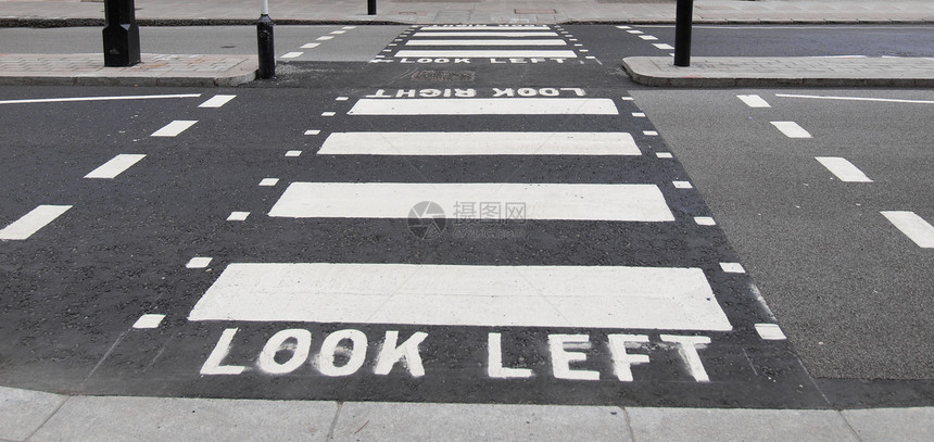 向左看左标牌穿越行人王国街道交通斑马运输图片