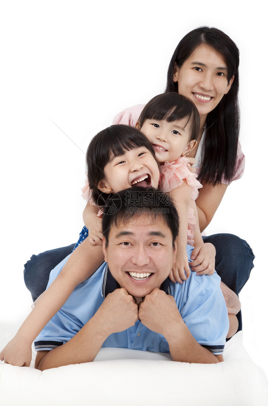 亚洲幸福家庭孩子爸爸孩子们说谎微笑童年女儿男人女孩父母图片