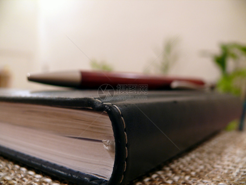 带笔的黑色笔记本日记空白写作床单软垫商业宏观办公室文档墨水图片
