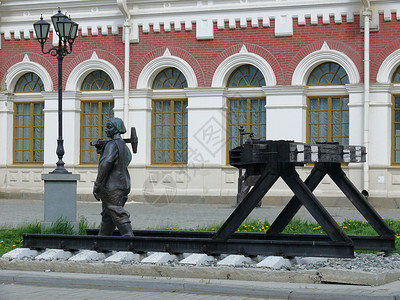 铁路工程师纪念碑     耶卡捷琳堡铁轨博物馆旅行地标运输男人青铜雕塑车站背景图片