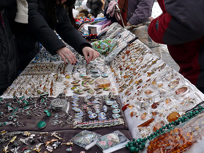珠宝市场俄罗斯市的bijouterie市场项链珠宝街道手工手镯手工业吊坠工艺艺术首饰背景