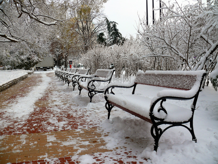 保加利亚索非亚带雪的班子公园孤独季节花园场景天气家具座位冻结金属图片