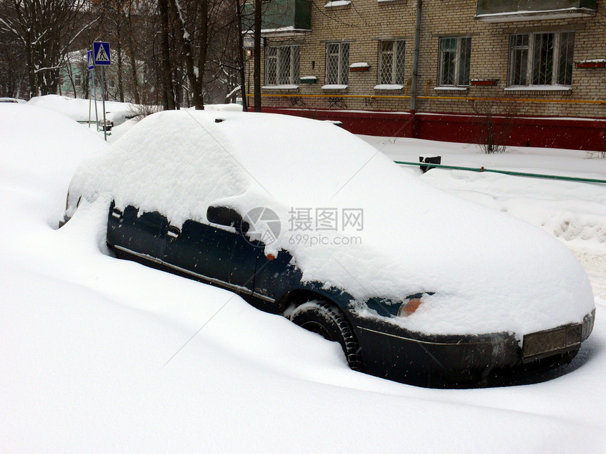 在莫斯科下雪后 汽车在滑雪中行驶街道运输天气首都景观降雪季节暴风雪雪堆城市图片