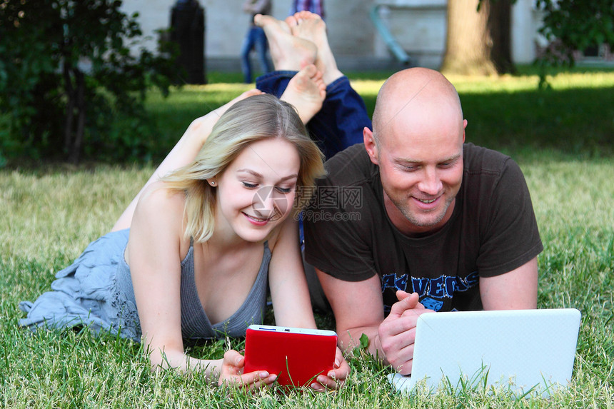 公园中的年轻已婚夫妇乐趣闲暇溪流女孩电子书木头妻子女士浪漫幸福图片