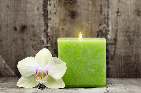 兰花和蜡烛冥想火焰绿色背景图片