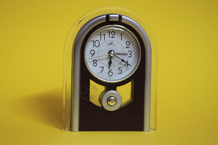 表格时钟时间棕色手表黄色塑料背景图片