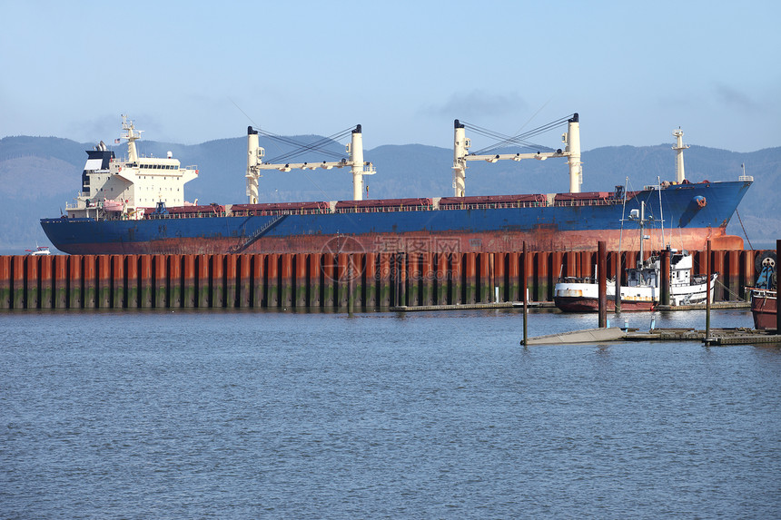 货船停靠在俄勒冈州阿斯托利亚码头海洋血管桅杆金属盆地商船工业电缆屏障图片