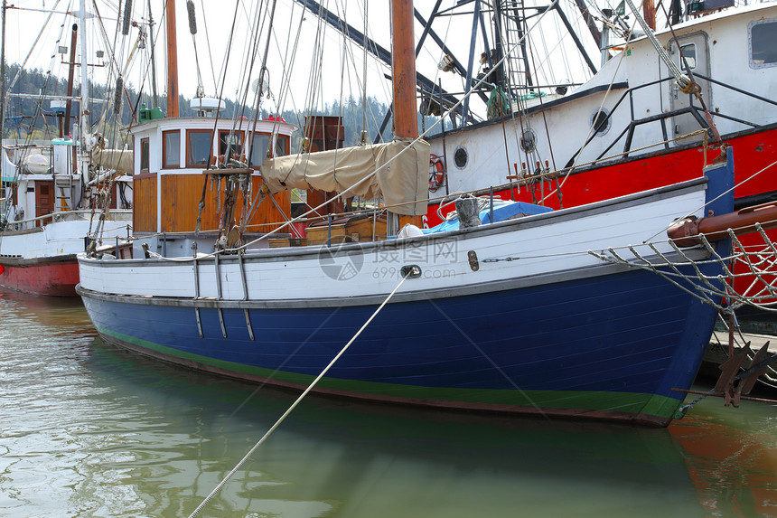 渔船停靠在Astoria OR图片