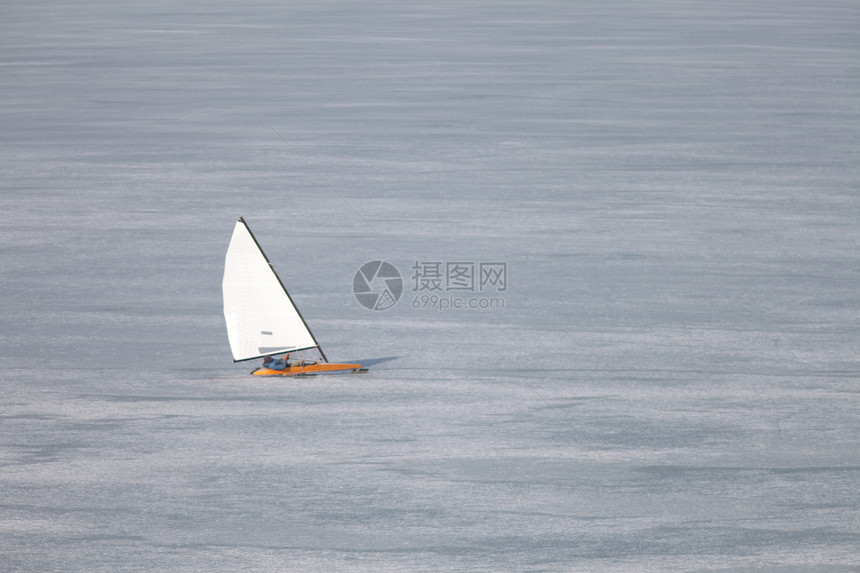 在冰冻湖上航行的冰船自由水手滑雪帆船男人娱乐运动员运动闲暇图片