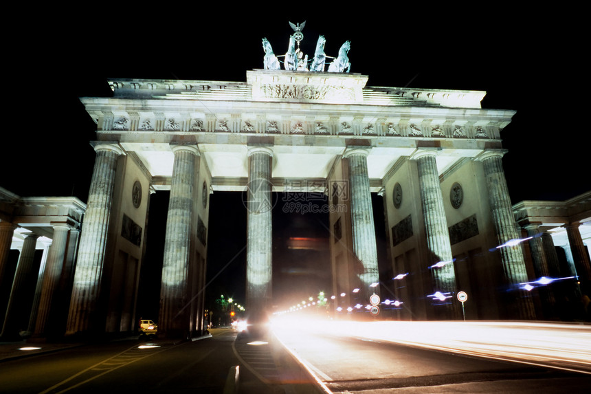 柏林之夜黑色运动红色纪念碑历史性地标阴影首都白色建筑学图片