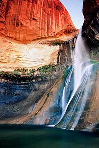 犹他州红岩国的瀑布背景图片