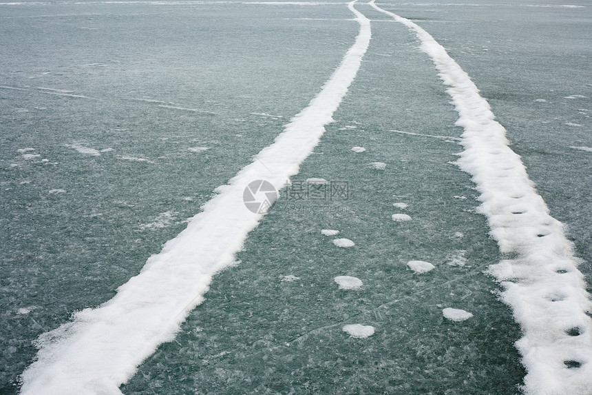 冰表面的轨迹季节性滑雪摩托曲目白色线条运输旅行牵引力平行线图片