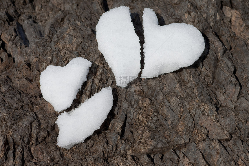 两颗碎的心从岩石上的雪中破碎浪漫雕塑心形寒冷地面友谊离婚热情情感图片