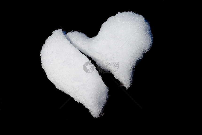 由白雪形成的破碎的心情感情怀离婚岩石热情地面雕塑伤害寒冷友谊图片