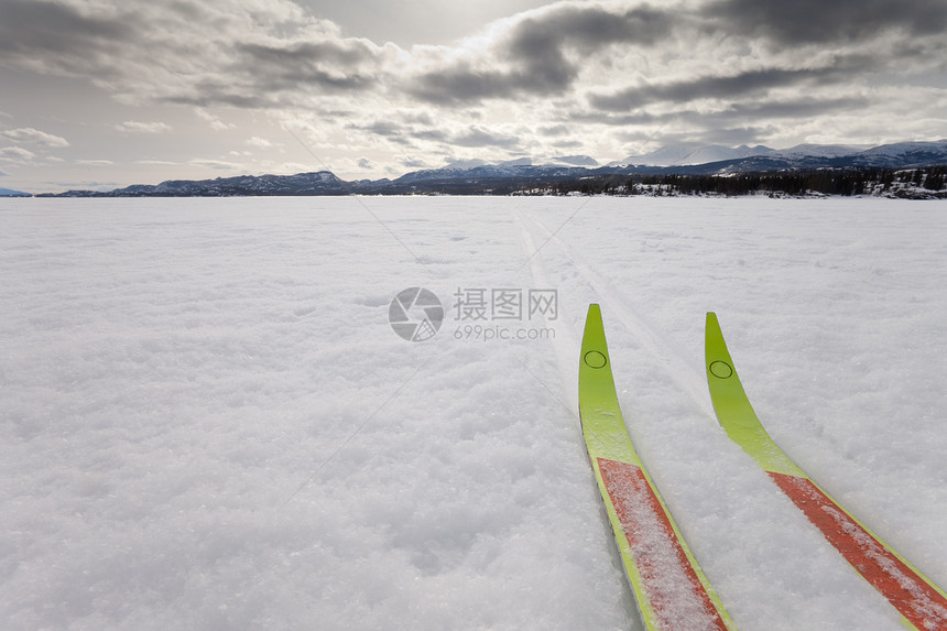 X国冬季滑雪运动锻炼踪迹越野冻结精力状况农村闲暇寒意小路图片