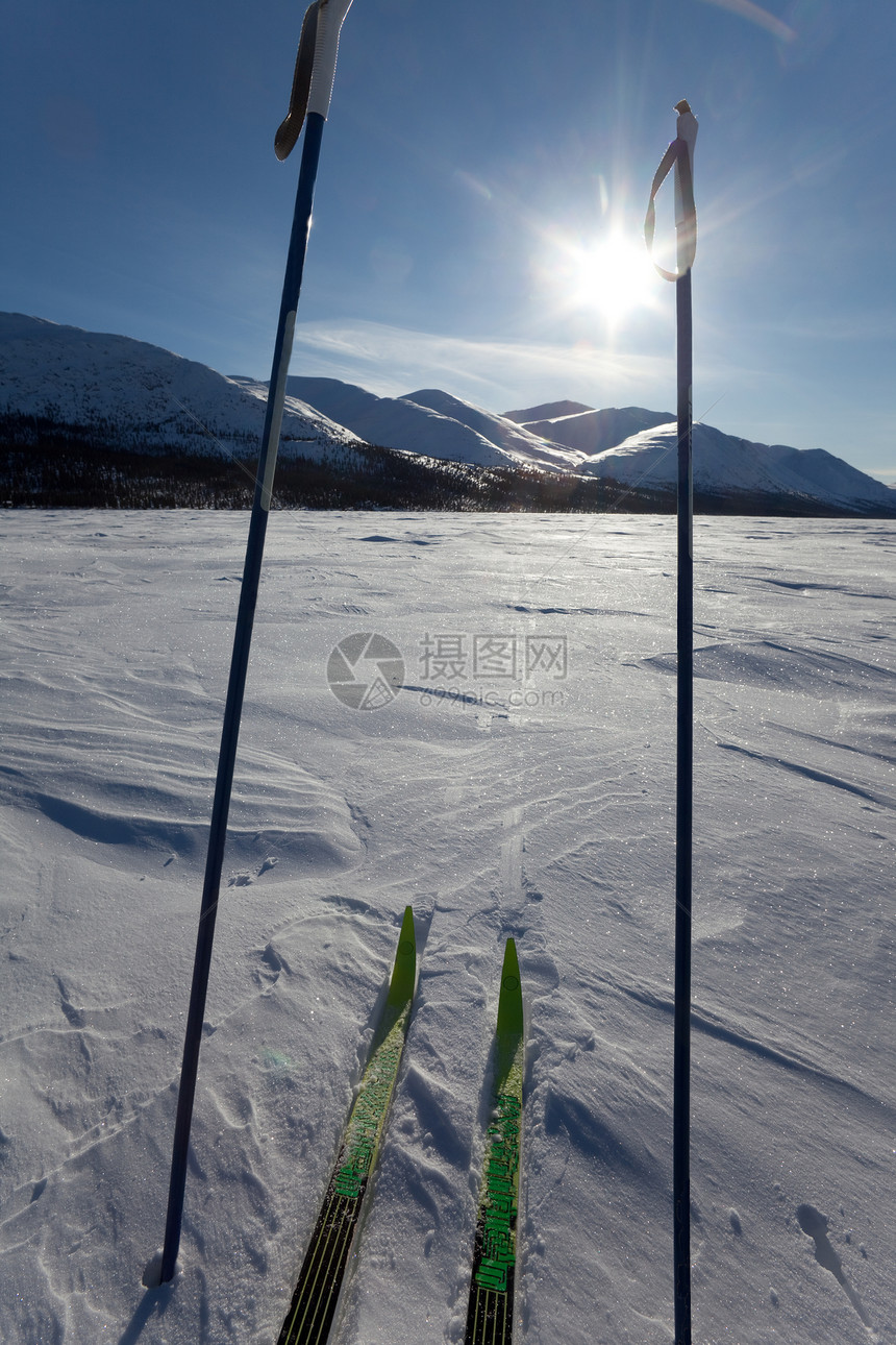 X国冬季滑雪运动国家锻炼滑雪板寒意精力越野踪迹冒险娱乐活力图片