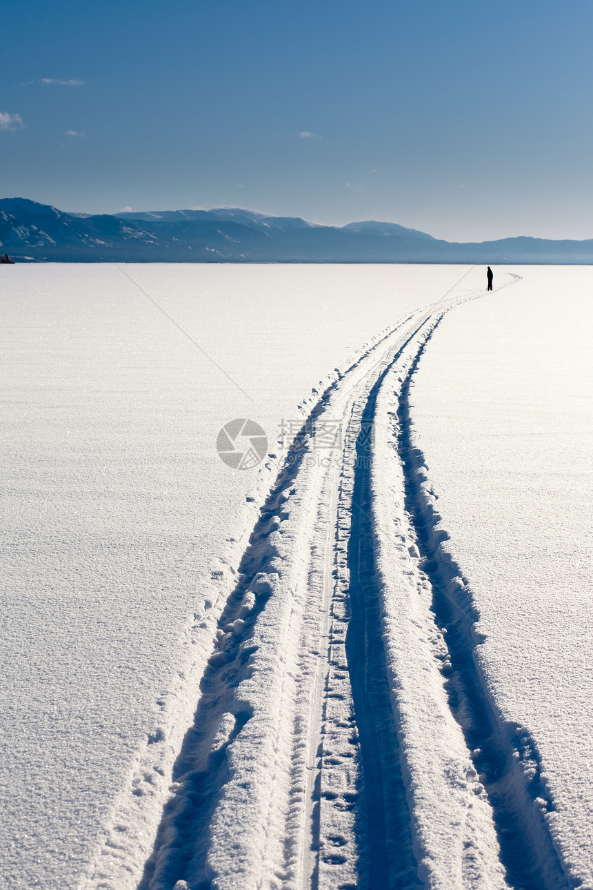 在冰冻湖上滑雪的人痕迹滑雪板踪迹锻炼娱乐遗弃探索精力运动孤独图片