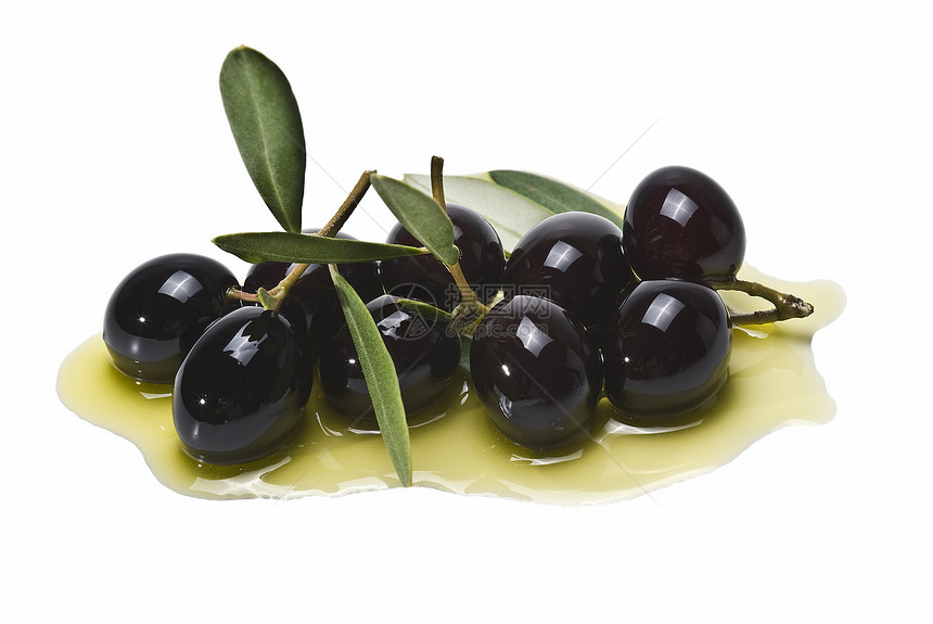 橄榄油上的黑橄榄图片