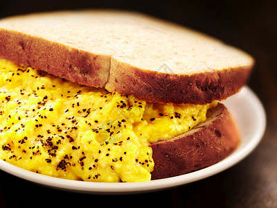 炒蛋三明治食物水平胡椒面包早餐背景图片