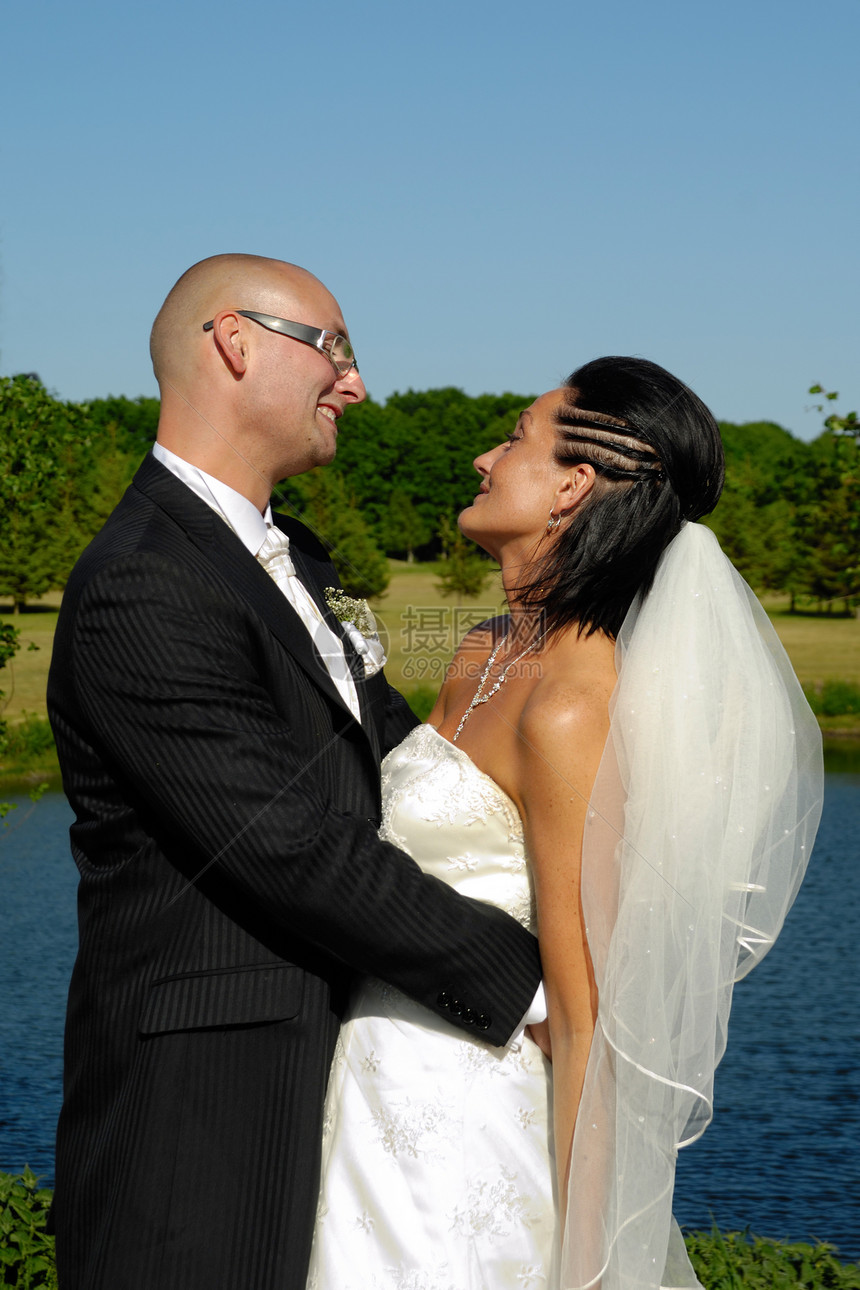 新娘和新郎喜悦裙子女性成人幸福黑发男性婚姻男人妻子图片